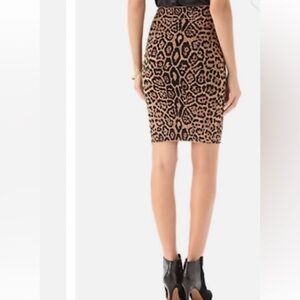 BCBG Maxazria Leopard Print Pencil Skirt Size Small
Gorgeous! 100% Authentic